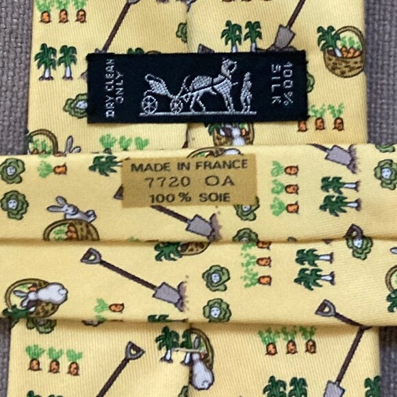100% REAL HERMES TIE ~ YELLOW w FUN WHIMSICAL PETER RABBIT PLAYING IN GARDEN - Picture 3 of 7